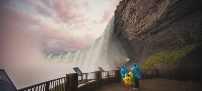 Winter Wonder of Niagara Falls Tour From Toronto