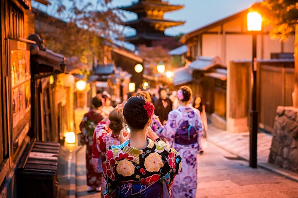 Gion Night Walking Tour With Geisha Culture in Kyoto