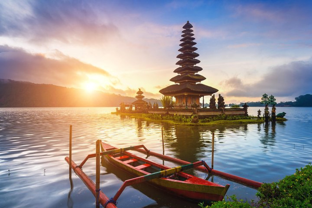 Sekumpul Waterfalls Trek & Ulun Danu and Taman Ayun Temples Tour