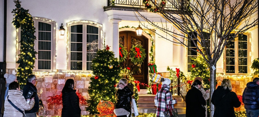 NYC Holiday Lights and Dyker Heights Luxury Bus Tour