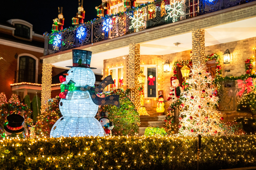 NYC Holiday Lights and Dyker Heights Luxury Bus Tour
