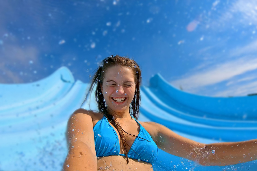 Cozumel: KUZÁ Beach Day Pass with Buffet, Open Bar & Water Park Adventure