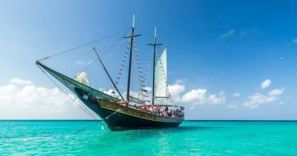 Aruba Sailing and Snorkeling Cruise with Shipwreck, Rope Swing & BBQ