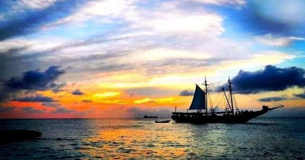 Sunset Schooner Sail with Open Bar & Rope Swing in Aruba