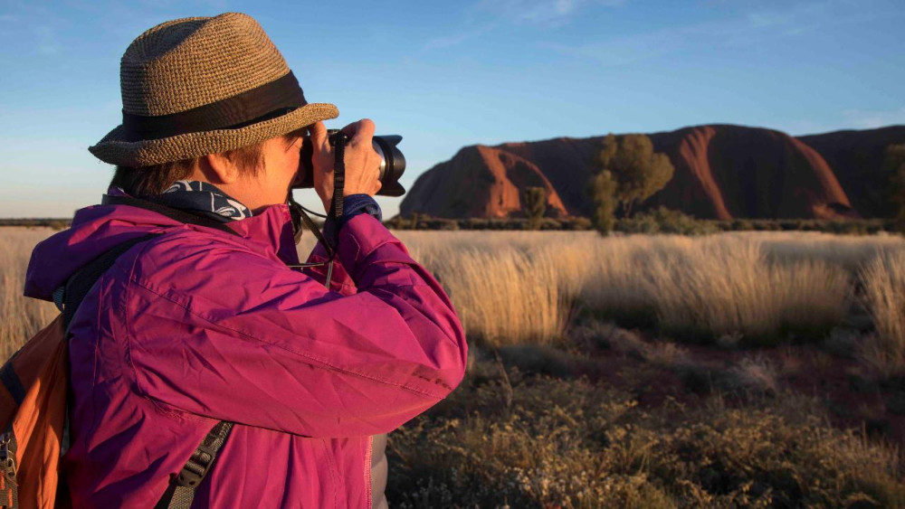 Small Group Highlights Tour of Uluru during Sunrise