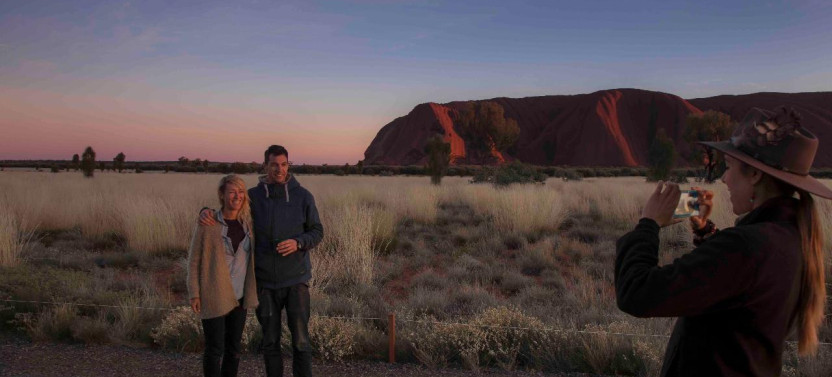 Small Group Highlights Tour of Uluru during Sunrise