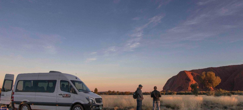 Small Group Highlights Tour of Uluru during Sunrise