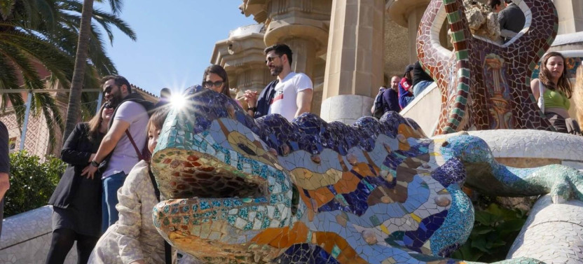 Skip-The-Line Park Güell Guided Tour (Spanish & English Options)