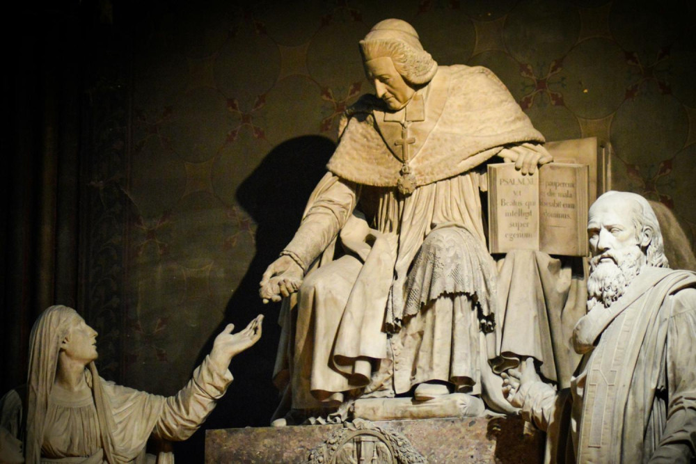 Small Group Notre Dame Exterior Guided Tour