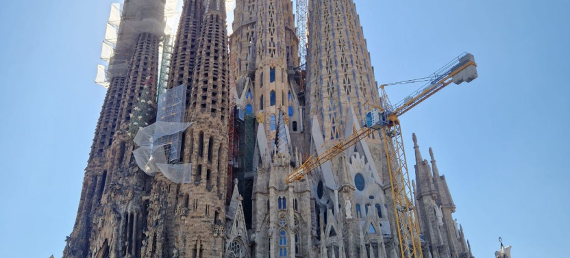 Barcelona Walking Tour: Explore Gaudi incl. Tapas and Drink, photo 3 of 8