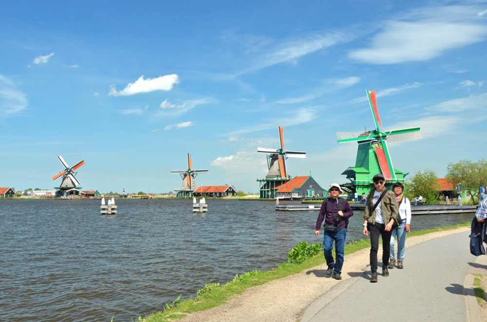Zaanse Schans Windmill Village with Cheese Tasting & Clog Factory