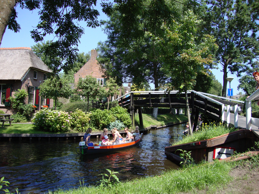 Giethoorn Small-Group Day Trip with Boat Cruise from Amsterdam