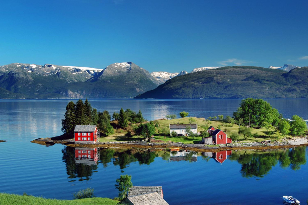 Scenic Hardangerfjord with Waterfalls & Lunch at a Garden