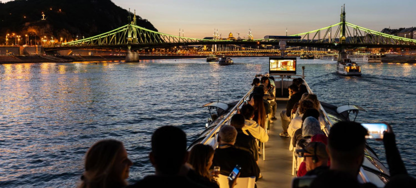 Group Evening Sightseeing Cruise on the Danube Legend