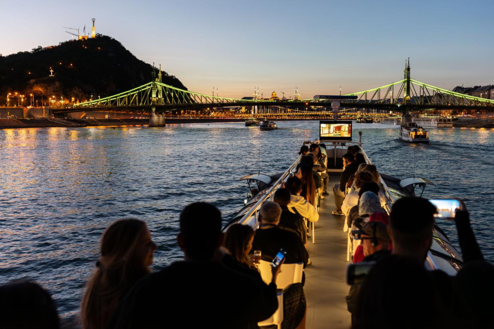 Group Evening Sightseeing Cruise on the Danube Legend