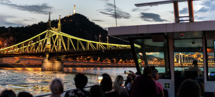 Group Evening Sightseeing Cruise on the Danube Legend