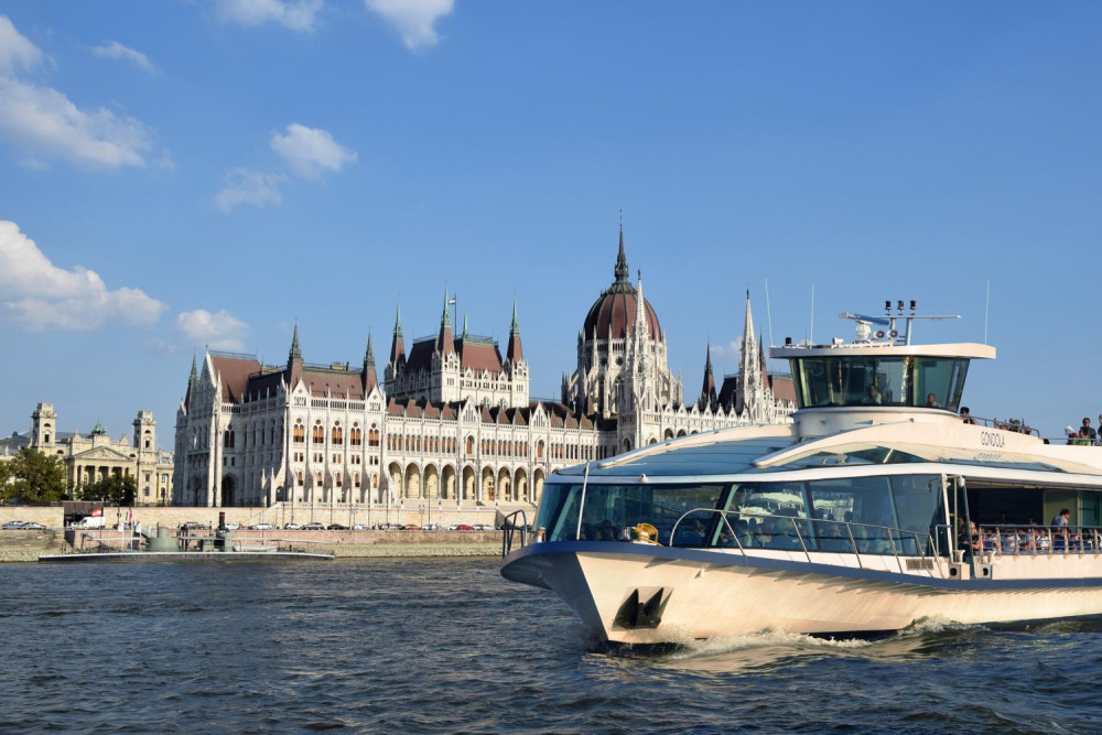 Small Group: Budapest Daytime Sightseeing Boat Cruise