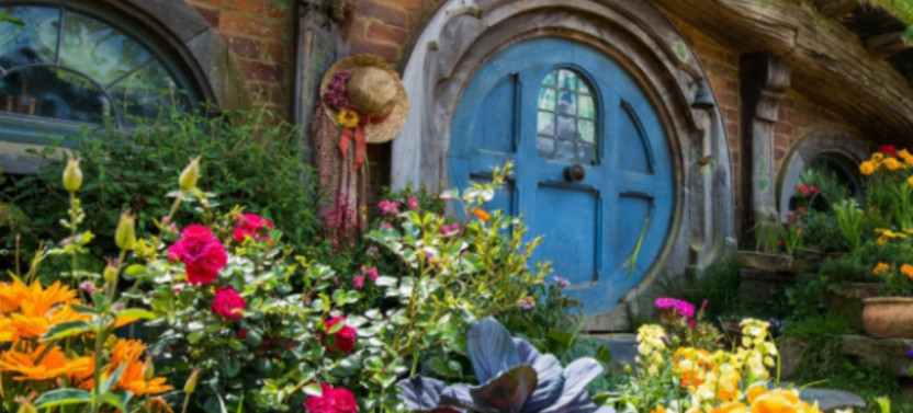 Hobbiton Movie Set & Waitomo Glowworm Caves Day Tour