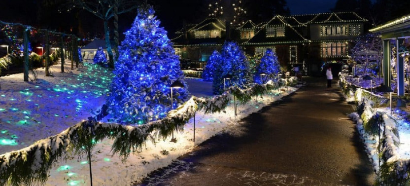 Small Group Victoria City Tour with Butchart Gardens Christmas Tour