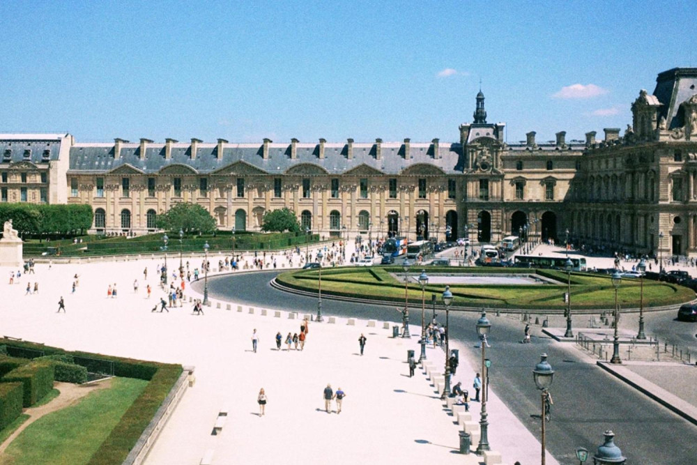 Paris: Louvre Museum Exterior Tour & Skip the Line