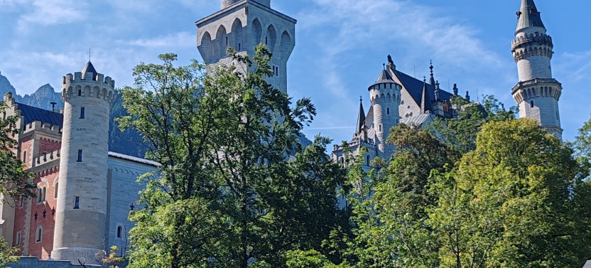Neuschwanstein & Linderhof Private Tour from Munich via Austria