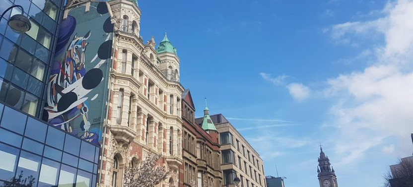 Small Group Belfast Walking Tour With Street Art & History