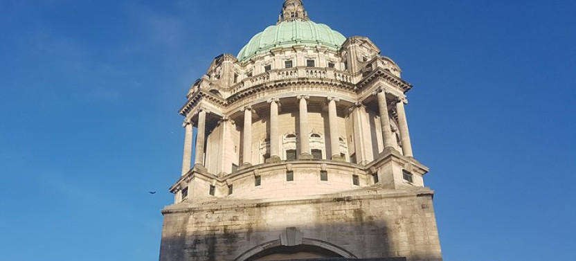 Small Group Belfast Walking Tour With Street Art & History