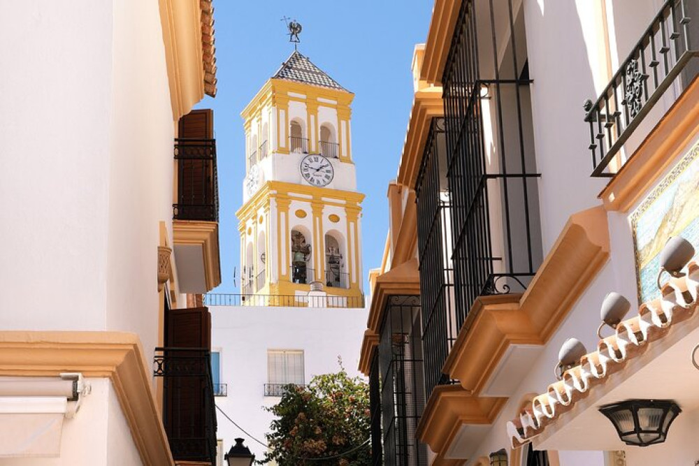 Marbella Old Town Walking Tour with Local Guide & Olive Oil Stop