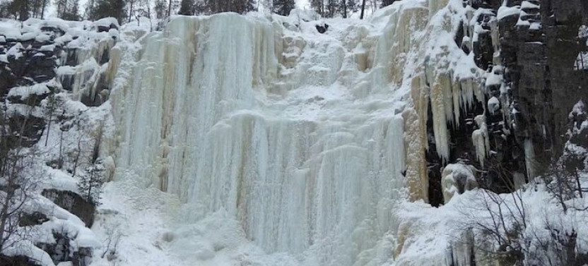 Rovaniemi: Korouoma Frozen Waterfalls Hike with Hot BBQ Lunch