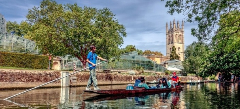 Shared Alumni-led Oxford Walking Tour & Punting w/opt College