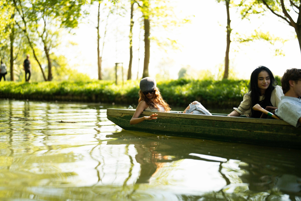 Shared Spanish Alumni-led Oxford Walking Tour & Punting w/opt college