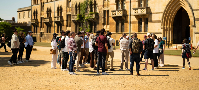 Private Spanish Alumni-led Oxford Walking Tour & Punting w/opt College