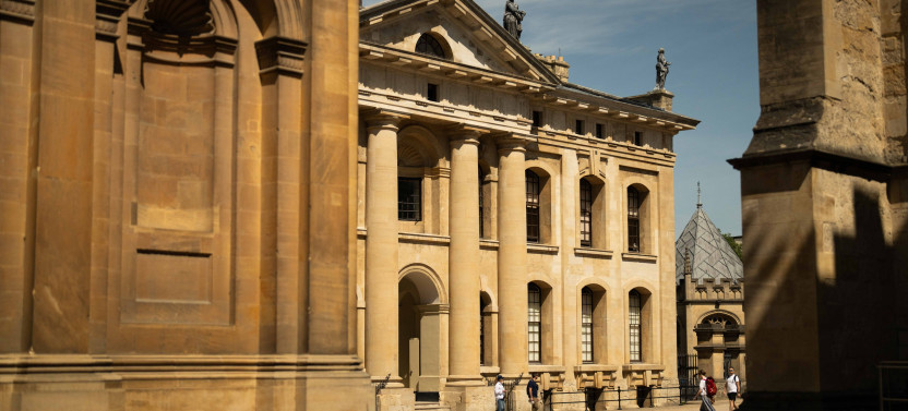 Private Spanish Alumni-led Oxford Walking Tour & Punting w/opt College