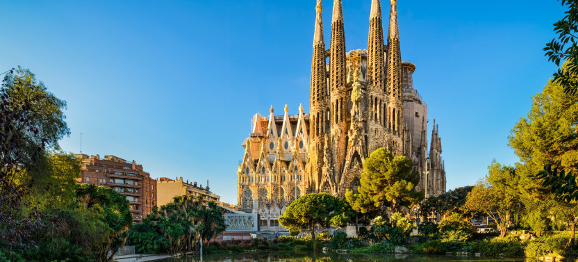 Semi-Private Sagrada Familia Skip-The-Line Guided Tour, photo 2 of 13