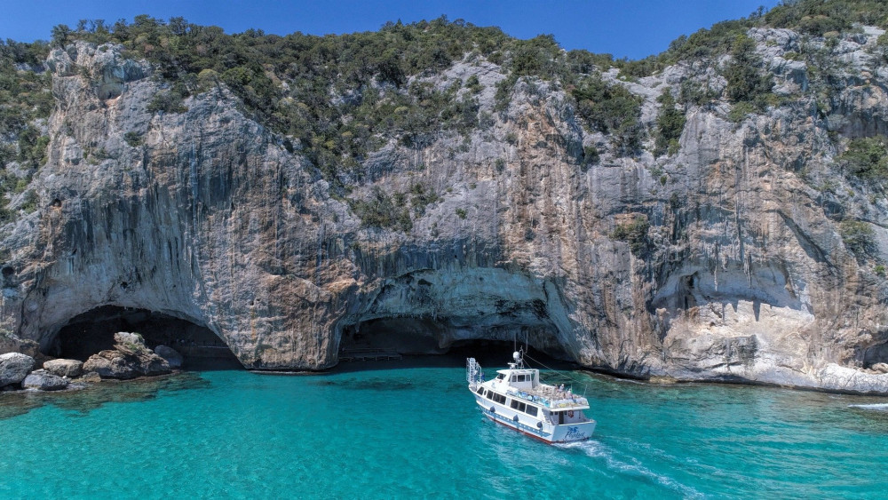 From Cala Gonone: Motorboat Tour with Transfer to The Bue Marino Caves
