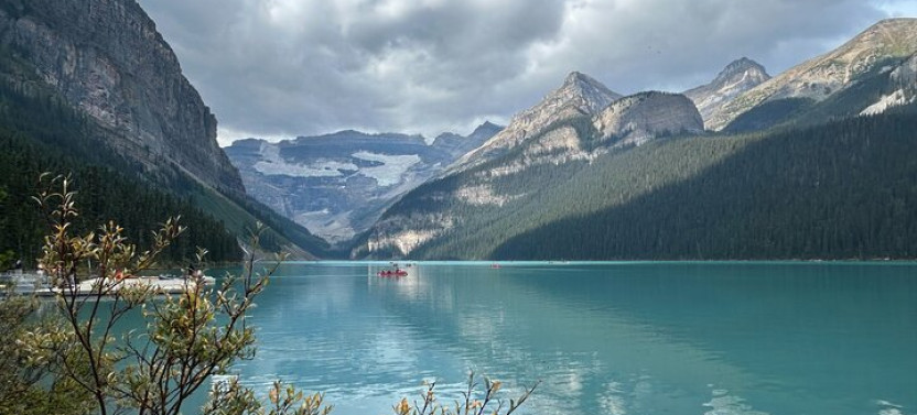 Shared Return Shuttle to Moraine Lake & Lake Louise from Banff