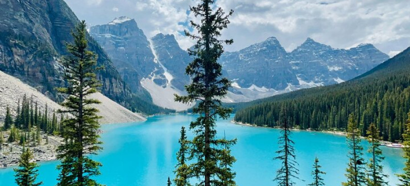 Shared Return Shuttle to Moraine Lake & Lake Louise from Banff