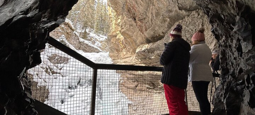 Shared Shuttle Sightseeing to Lake Louise, Emerald Lake & Johnston Canyon