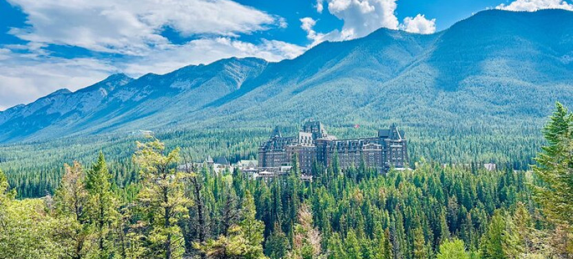 Banff National Park Full-Day Tour with Lake Louise and Moraine Lake