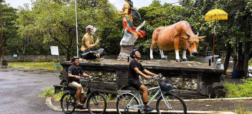 Bali: Sanur Cycling Tour with Market, Ritual & Rice Fields