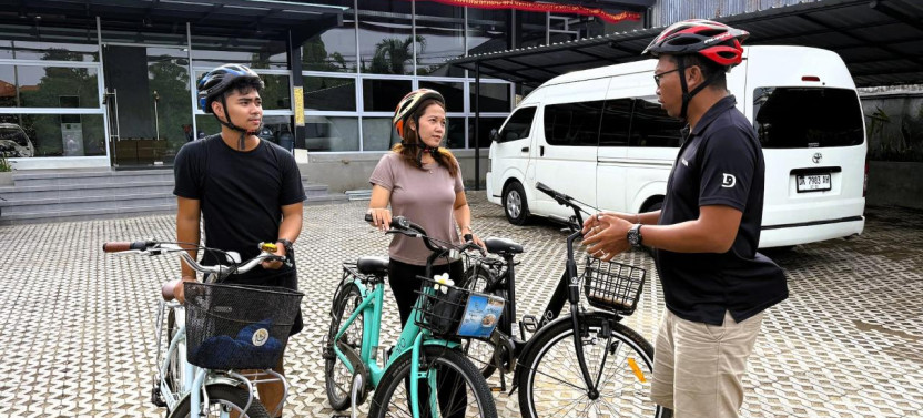 Bali: Sanur Cycling Tour with Market, Ritual & Rice Fields