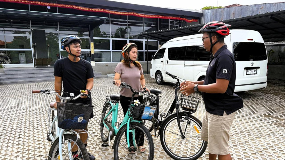 Bali: Sanur Cycling Tour with Market, Ritual & Rice Fields