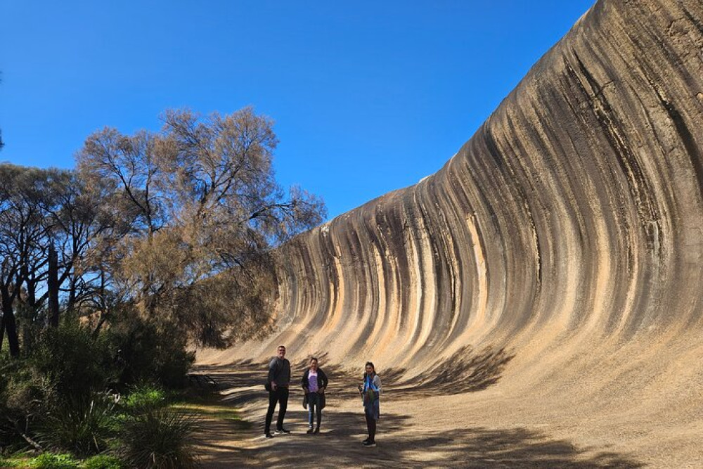 Private Wave Rock & Mulka’s Cave Day Tour with Aussie BBQ