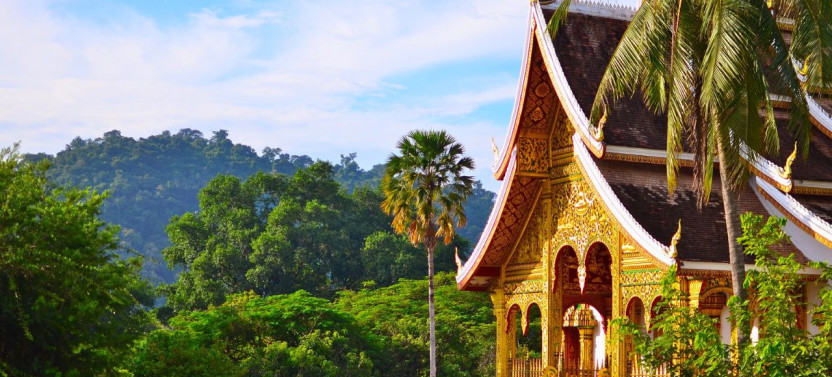 Luang Prabang: Alm Giving, Cultural Tour and Cruise to Pak Ou Caves Private