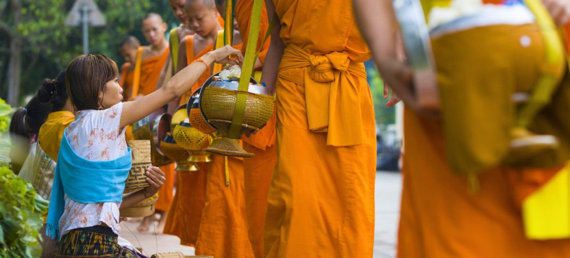 Luang Prabang: Alm Giving, Cultural Tour and Cruise to Pak Ou Caves Private