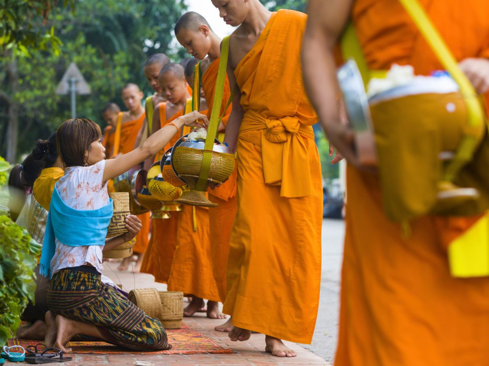 Luang Prabang: Alm Giving, Cultural Tour and Cruise to Pak Ou Caves Private