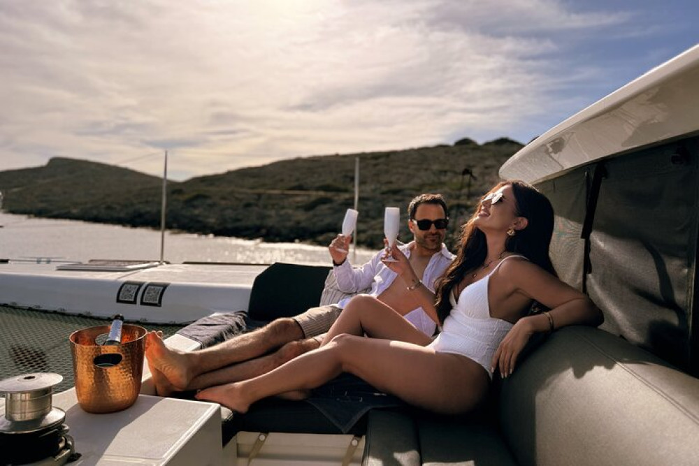 Luxury Catamaran Cruise to Dia Island with Gourmet Lunch from Heraklion