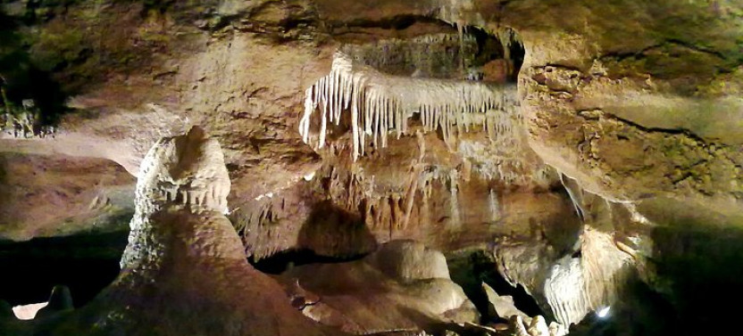 Private Karlstejn Castle & Koněprusy Caves Luxury Tour from Prague