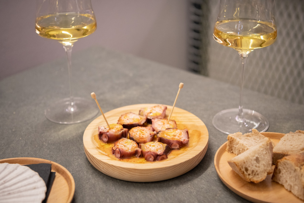 Food and Wine Experience in the Old Town of A Coruña