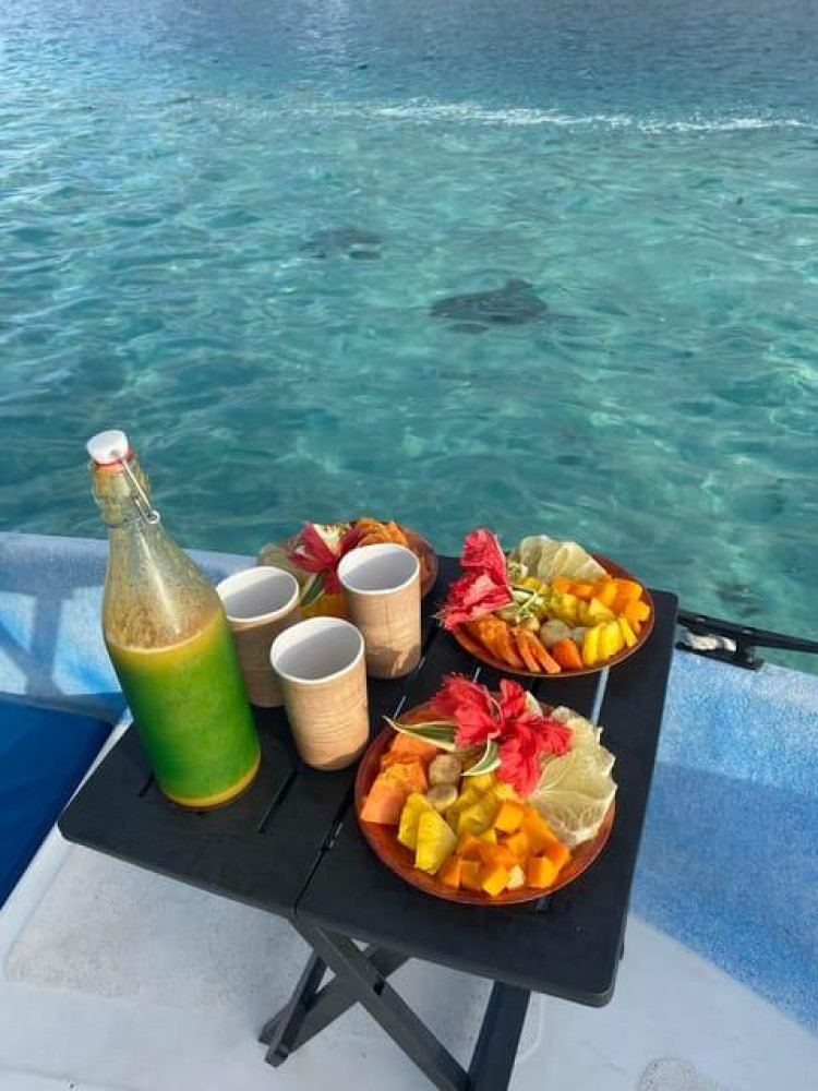 Private VIP Snorkeling & Polynesian Picnic Boat Tour in Tahiti